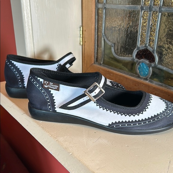 Elegant Black and White Flats with Strap - Picture 6 of 9